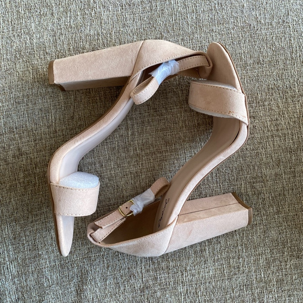 ✨BRAND NEW NEVER WORN NUDE HEELS✨